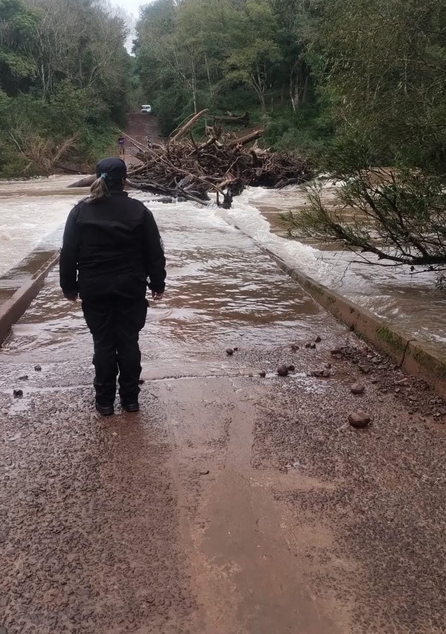 El Municipio de Eldorado limpió el Puente Fabuel tras la crecida del arroyo Piray Miní 2